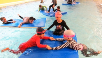 Faschingsschwimmen im Schlafanzug  Grundschüler üben Selbst- und Fremdrettung 