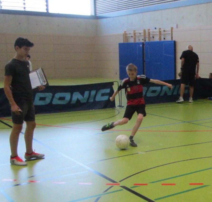 Grundschüler machen das Fußballabzeichen