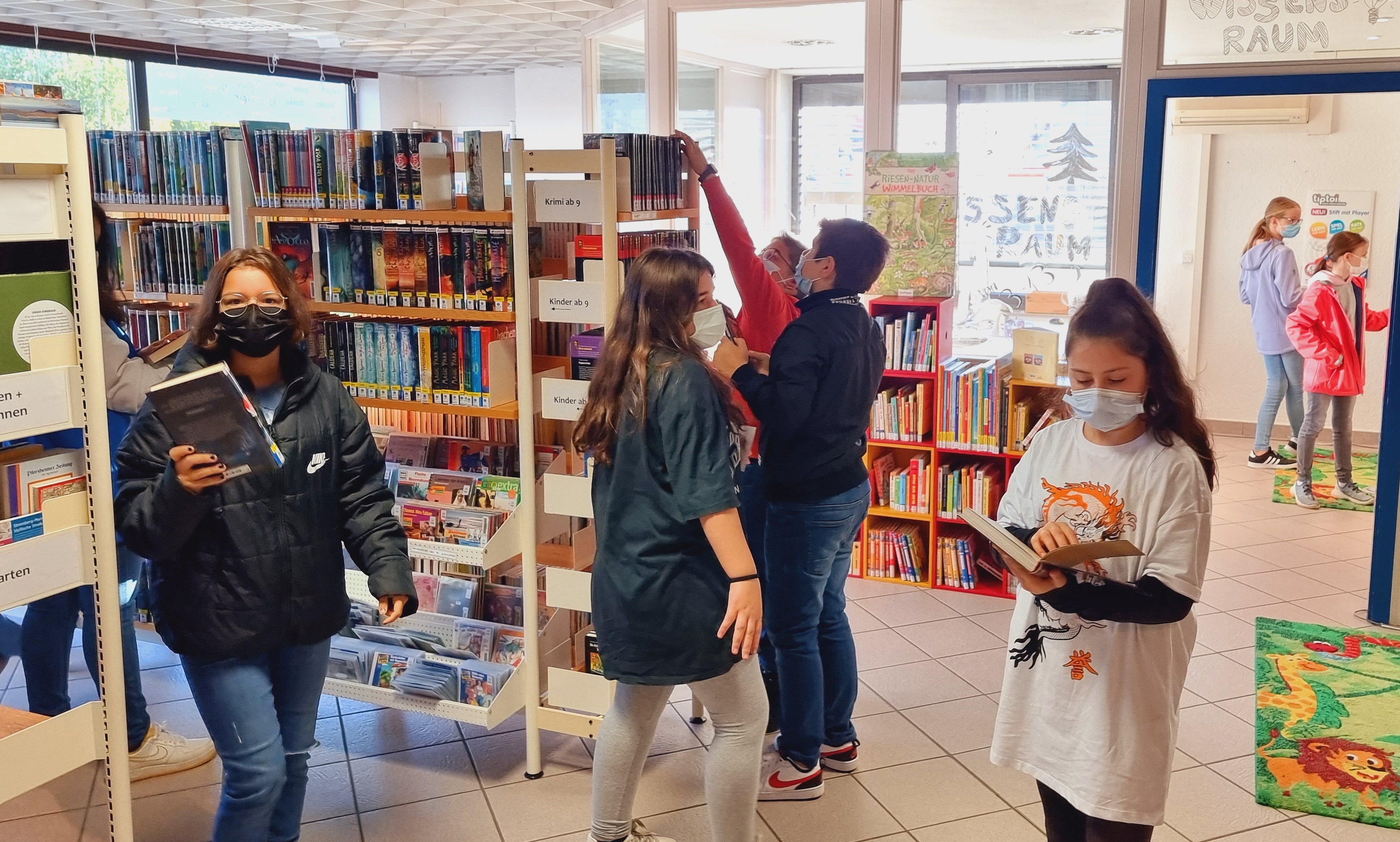 Bücherwürmer der Klassen 6a und 6R1 auf der Suche nach neuem Futter