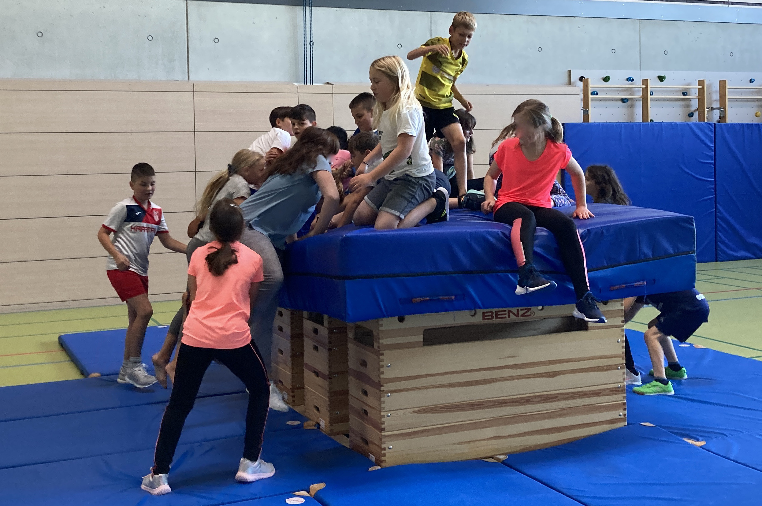 Die Klasse 5R2 erklimmt den „Sozialberg“