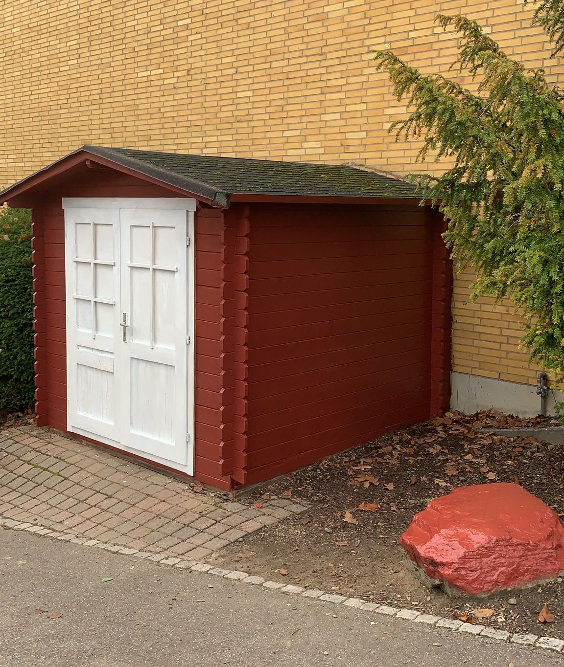 Spielehütte im neuen Gewand (Bullerbü im Pausenhof)