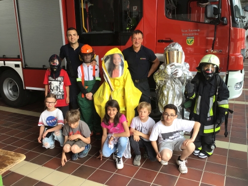 Hurra, hurra die Schule brennt - zum Glück gibt es die Feuerwehr!