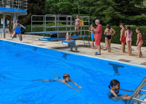 Viertklässler legen ihre Schwimmabzeichen ab