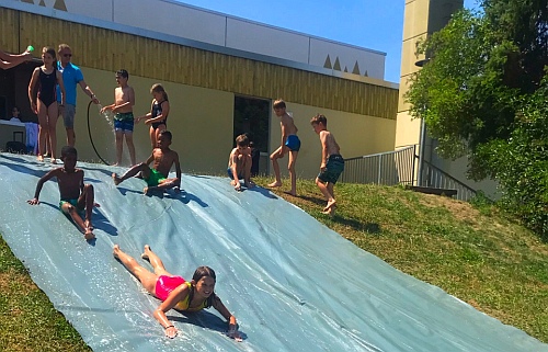 Riesenseifenblasen und Wasserrutsche – LUS-Kids können auch Sommer