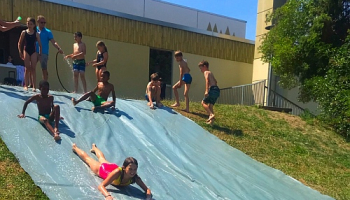Riesenseifenblasen und Wasserrutsche – LUS-Kids können auch Sommer