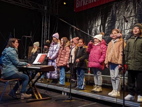 Klein, aber fein: Unsere Chöre und die Bläsergruppe beim Weihnachtsmarkt 