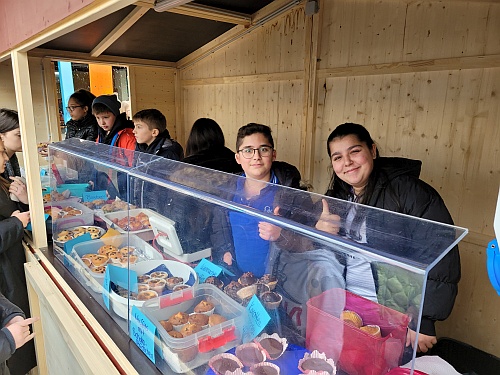 Die 7R1 bessert ihre Klassenkasse auf: Muffinverkauf