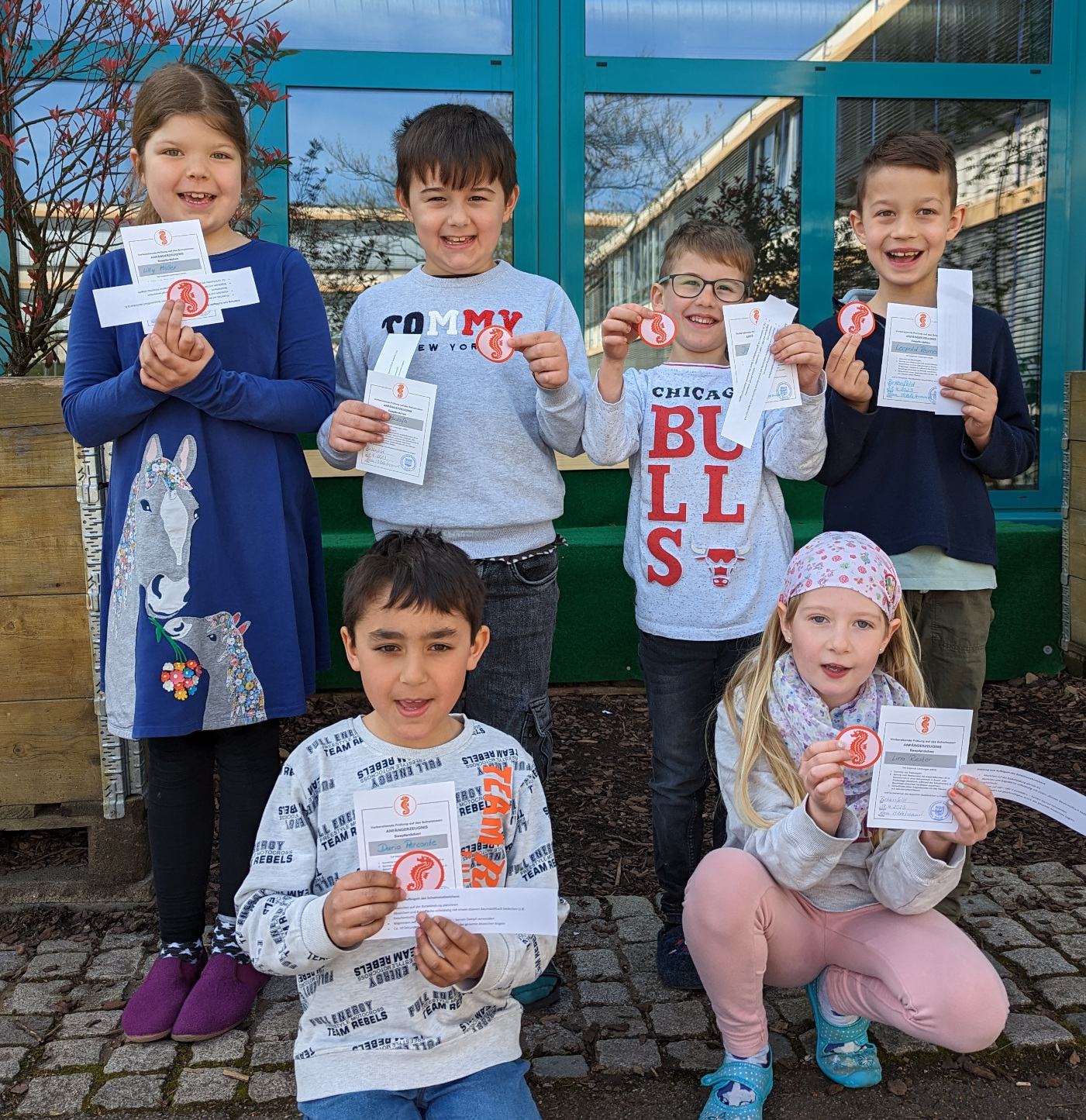 Es ist geschafft, das Frühschwimmer-Abzeichen SEEPFERDCHEN!