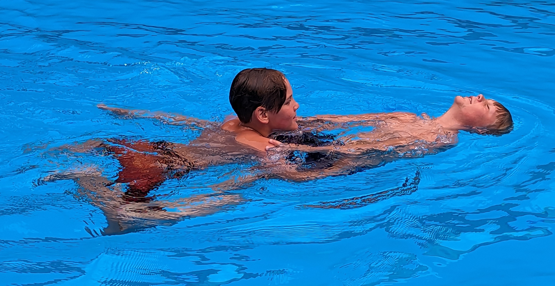 Bedeckter Himmel aber super Stimmung im Freibad