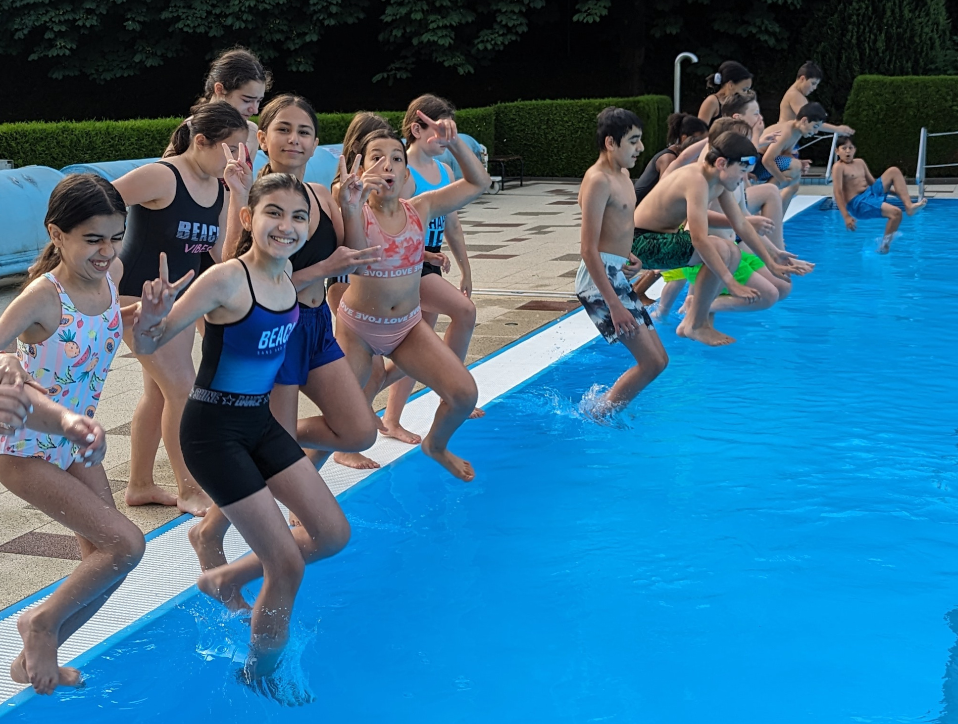 Abkühlung im Freibad für die 5R2