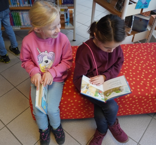 Bücherei: Die Klasse 1b entdeckt die Welt der Bücher