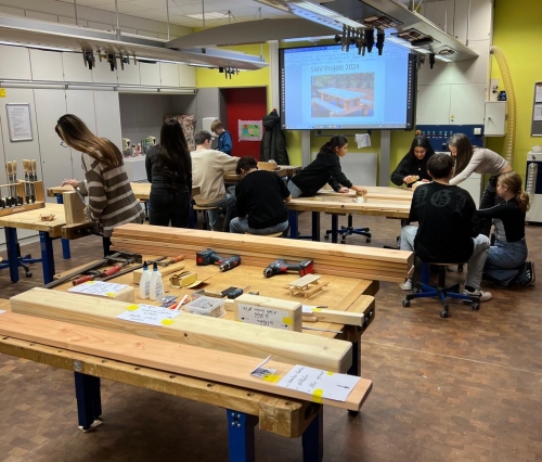 Von der Idee zur Tat: Neue Holzbänke verschönern bald unseren Schulhof