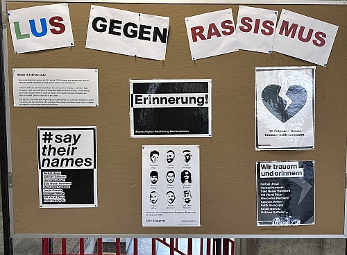 Gedenkgalerie im Foyer - 10. Klasse setzt ein Zeichen gegen Rassismus