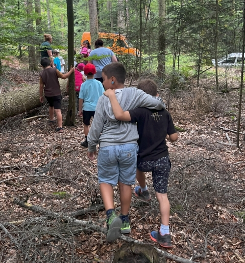 Spannender Waldausflug der Klasse 1b