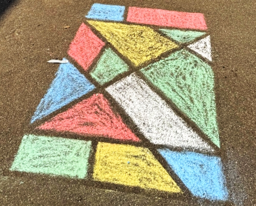 Tape Art auf dem Schulhof – die GT-1er Bienen und Ameisen werden kreativ