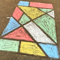 Tape Art auf dem Schulhof – die GT-1er Bienen und Ameisen werden kreativ