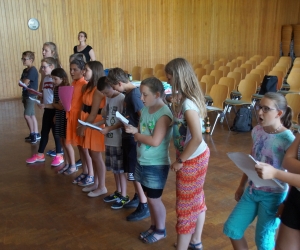 Der Chor unterstützt den Schauspielerinnen