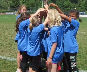 Unser Grundschülerinnen freuen sich über den Pokal