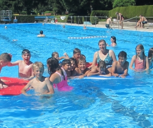 Klasse 4 mit Klassenlehrerin