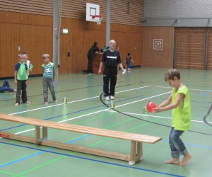 1. Balancieren eines mit Wasser gefüllten Luftballons