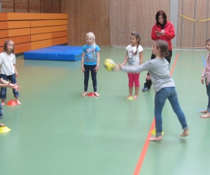 3. Werfen und Fangen in der Gruppe