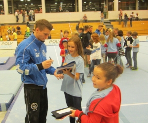 Lukas Dauser beim Autogrammschreiben