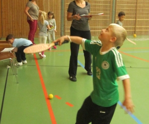 24. Koordination mit Schlägern und Bällen 01
