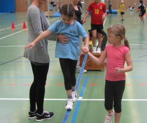 Klasse 1 und 2 beim Balancieren