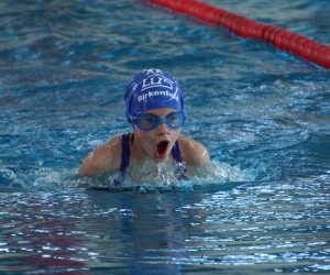 12. Leni beim Brustschwimmen