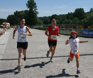Frau Kaiser, Frau Mekelburger und Emma Bühler im Ziel